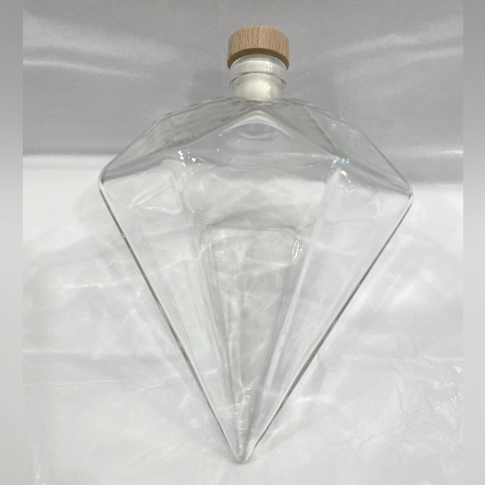 NWOT DIAMOND SHAPED FLASK WITH A STOPPER